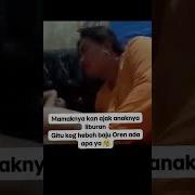 Ibu Baju Oren Dengan Anaknya