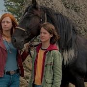 بنت تنتاك من حصان