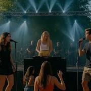 ზაფხულია დაუბერავს ქარი ჩემსკენ მოდის ერთი ქერა ქალი