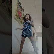 Menina Dançando Annita